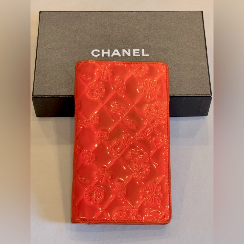CHANEL Lucky Symbol Patent Bifold Wallet w. Box
